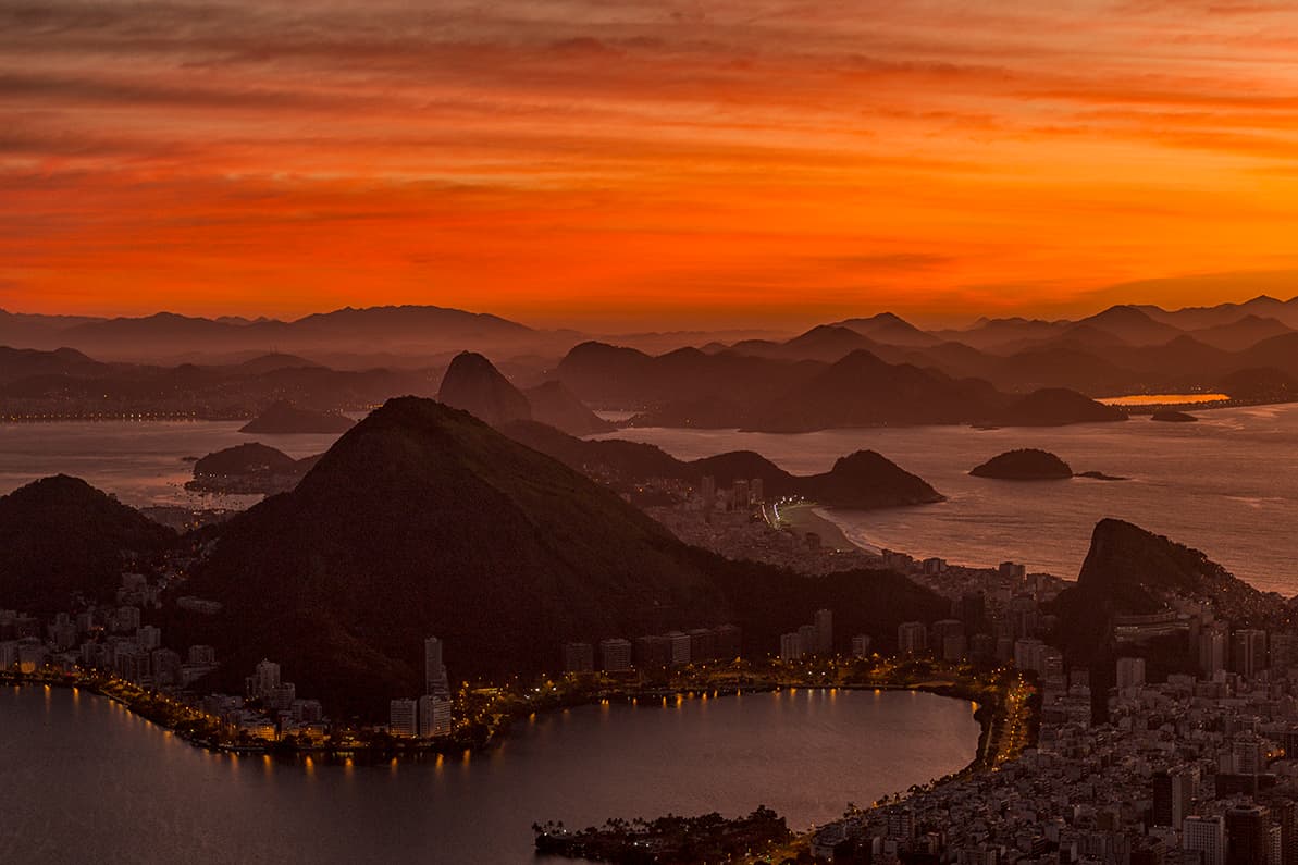 Hikers at Dois Irmãos summit during Favela Experience sunrise tour